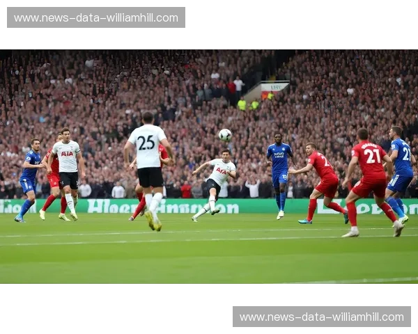 足球周报：在绿茵场读懂每一个转折